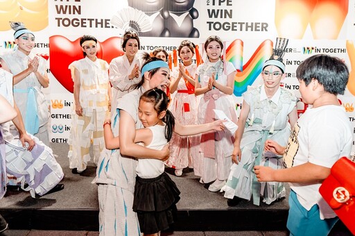 熱浪來襲演出更熱情 文化奧運臺灣館拉起巨型彩虹旗 感動全場