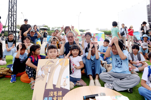 文化部長李遠上任後首度變身「小野爺爺」 「兒童未來市」活動 帶孩子一起「演」故事