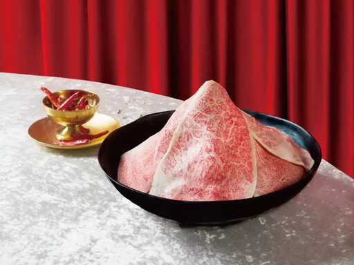 這一鍋推出「香辣美學」全新宴席,《椒宴》綻放川渝牛油風味,燒肉同話搶攻劇迷市場,翻玩《魷魚遊戲3》呈現韓式互動饗宴