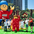 Let’s Take a BRICK！樂高「玩心樂滿地」北中南趣味互動 拼砌找樂點地圖 5米高小樂現身 首站統一時代百貨台北店悠閒野餐!