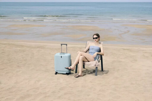 晴空萬里來場盛夏旅行！萬國通路 KK50-2 推出「晨霧藍」新色 演繹夏日從容「裝」得優雅