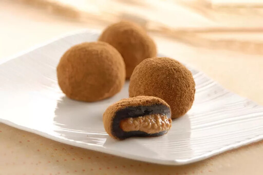 吃的到蛋黃酥風味!亞尼克中秋限定生乳捲超搶戲登場 首度跨界獻上創意爆漿「奶黃流心蛋黃酥禮盒」預購限量開賣