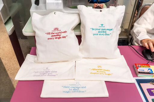 迪士尼「皇家公主派對」沉浸式期間限定店人氣爆棚！全新周邊網上瘋傳 不只公主商品，「超夯配角」和「隱藏彩蛋」亮相大受歡迎