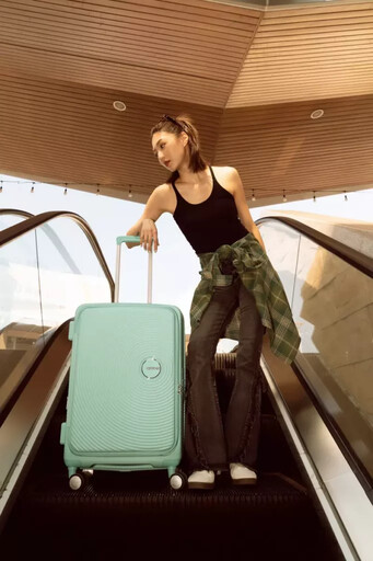潮翻夏日的色彩風暴!American Tourister CURIO全新「綠松石」x「覆盆莓」