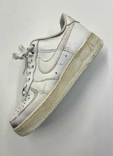 買一雙別人穿過的舊白 Force?Nike 推出髒版 AF1 Low,獨特設計竟「越穿越新」?