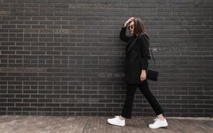 賈伯斯的高領毛衣、黃仁勳的皮衣… 科技大佬的穿搭祕密！