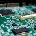 PCB族群開門紅！「這檔」報喜首季賺逾1股本 2日爆量漲停鎖死