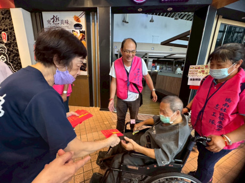 屏東志工暖心陪伴長者 逛賣場享受購物趣