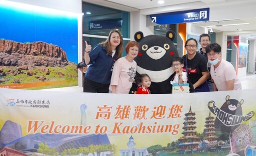 華航「高雄—新加坡」每週3班復飛 高雄熊現身喜迎首批新加坡旅客