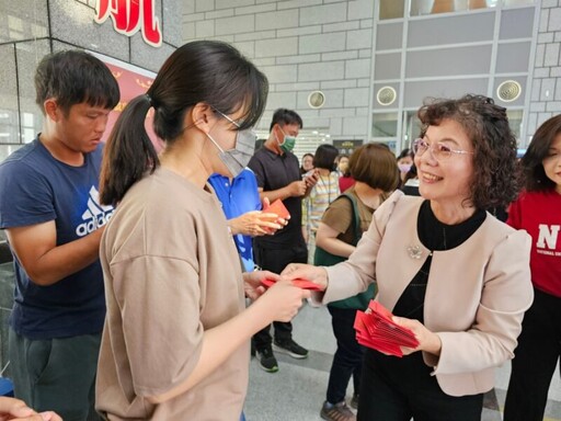 高雄大學龍年新春團拜 校長陳月端致贈開春紅包