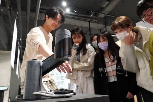 不怕被AI取代！ 中華大學學子活用生圖技術打造特色咖啡機獲好評