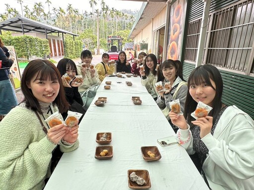 參訪柿子之鄉 日本交換生展現濃厚柿餅製作興趣
