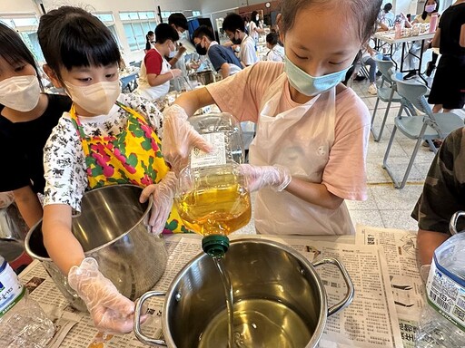回收廢油製作肥皂 文雅國小捐義賣款助國外脆弱兒童