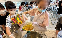 回收廢油製作肥皂 文雅國小捐義賣款助國外脆弱兒童