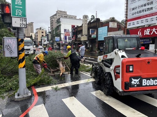 凱米致路樹倒招牌掉 臺南工務局緊急排除障礙 迅速恢復路況