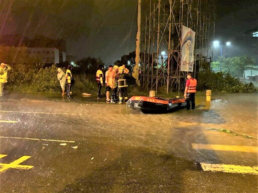 湖子內居民受困颱風侵襲 八掌警風雨中協助救災紓困