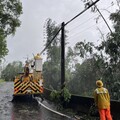 掃到”凱米”颱風尾 台電鳳山區處日以繼夜搶修復電率約98%