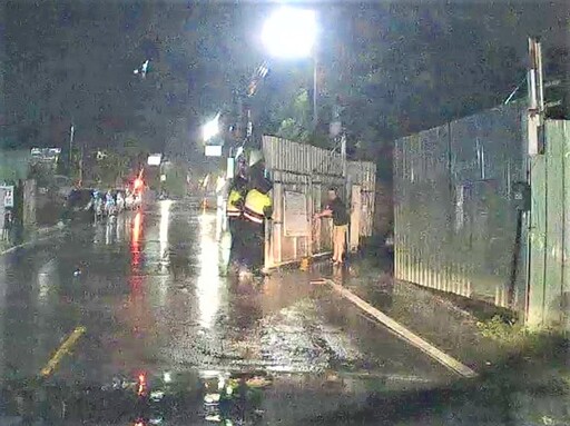 工地大門遭吹壞 佔據車道險象環生