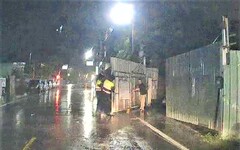 工地大門遭吹壞 佔據車道險象環生