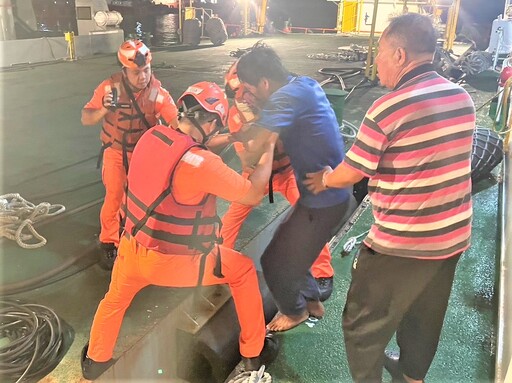 救援遭鋼纜砸傷漁工 海巡隊火速將陸籍傷者後送