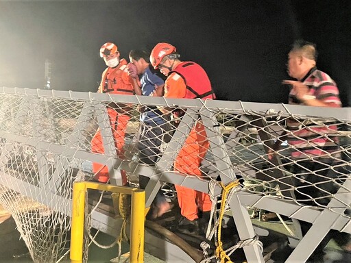 救援遭鋼纜砸傷漁工 海巡隊火速將陸籍傷者後送