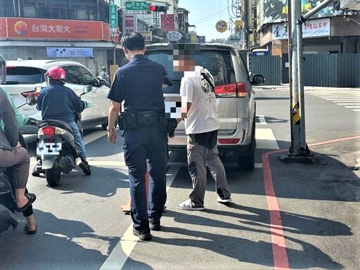 汽車拋錨卡路中 南門警推車協助脫困