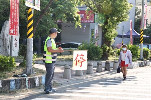 開學首日 市長黃偉哲提醒學童落實防疫注意交通安全