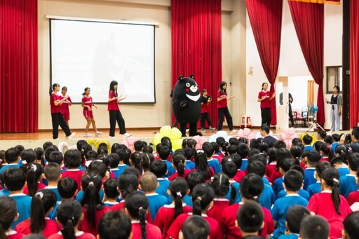 有熊出沒 ! 開學日高雄熊接任務 陳其邁率市府團隊為新生獻祝福