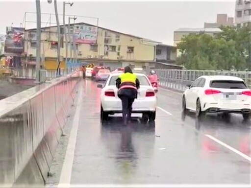 車輛拋錨卡路中 興安警聯繫拖吊助推車