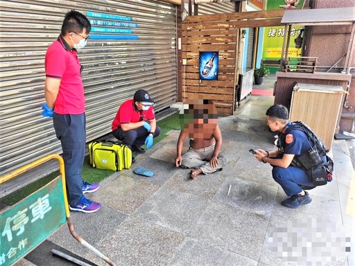 身體不適倒臥騎樓 八掌暖警協助救護男子