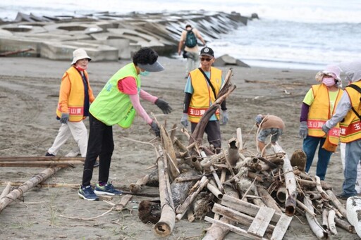 國際淨灘日千人齊聚台南黃金海岸 黃偉哲感謝志工愛地球守護環境