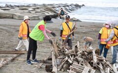 國際淨灘日千人齊聚台南黃金海岸 黃偉哲感謝志工愛地球守護環境