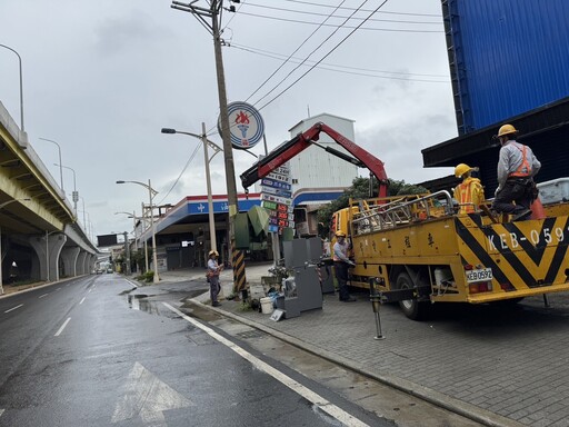 北屯區環中路交通事故 自小客車失控撞擊電箱及水管無人受傷