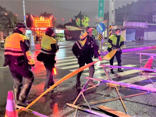 工地鷹架坍塌 八掌警冒險排除障礙