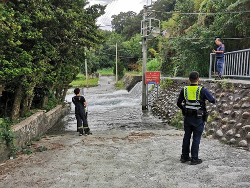 八寶圳洩洪 警消聯手救出受困男子