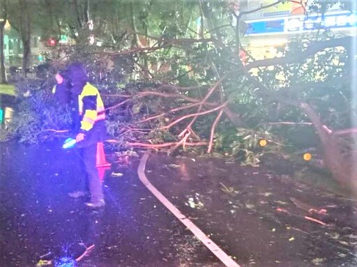 颱風狂風暴雨肆虐 北門警深夜守護用路人安全