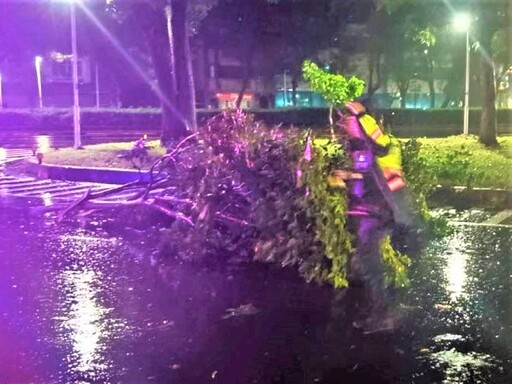 颱風狂風暴雨肆虐 北門警深夜守護用路人安全