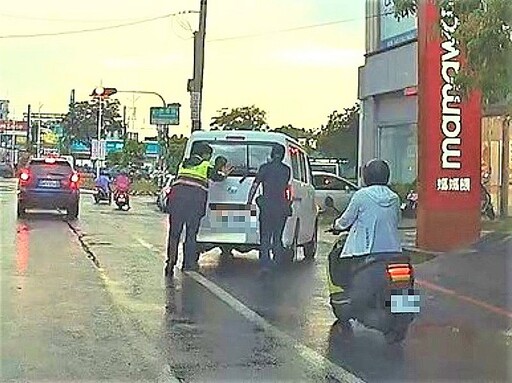 車輛拋錨在路中 後湖警助推車神救援