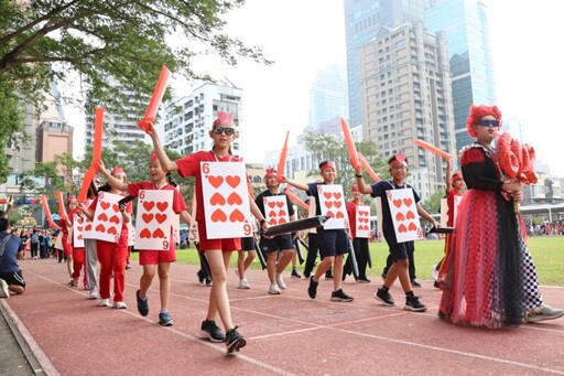 成功國小百廿週年校慶 親師生、校友共慶，高雄熊、騎警逗陣來熱鬧