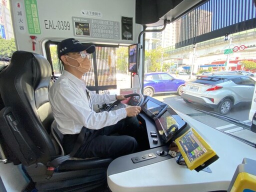 公車駕駛親切幽默導覽 旅客開心吃喝玩樂台中城