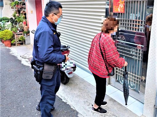 路倒跌坐路邊 公園警護送婦人返家