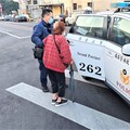 路倒跌坐路邊 公園警護送婦人返家