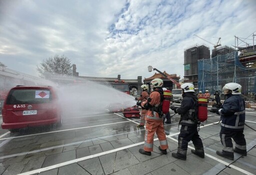 天公壇回饋社會 捐100套消防衣褲予新竹市消防局 讓救護能量再升級