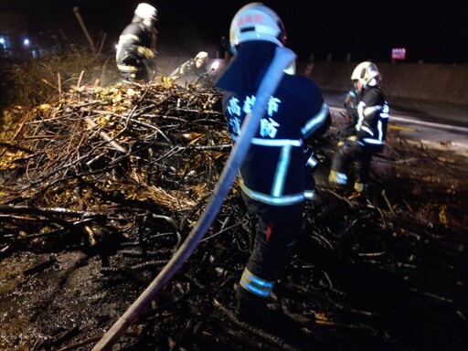 鼓山區中山大學海堤停車場火警 消防員迅速撲滅無人受傷