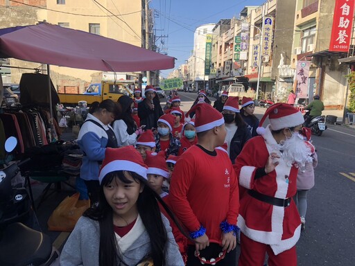 聖誕踩街幸福行 將愛與祝福傳遞給民眾