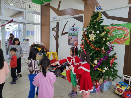 屏東鹽埔社福館歡樂聖誕月 化身充滿聖誕魔法的小天地