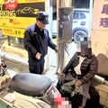 老翁騎車險跌倒 長榮警及時救援化解危機