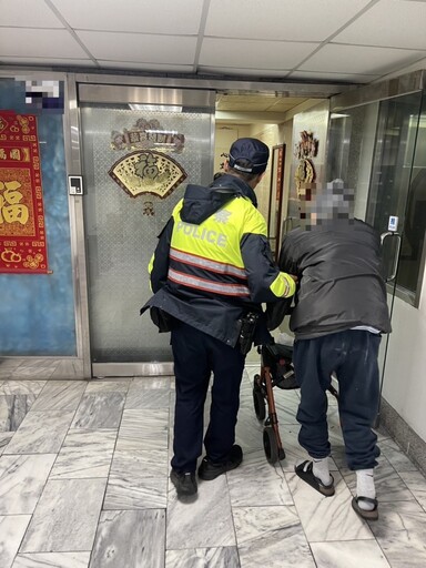 淋雨老翁冒險穿梭車陣 警方暖心護送回家