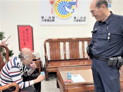 老翁迷途街頭 八掌警眼尖發現助送返家