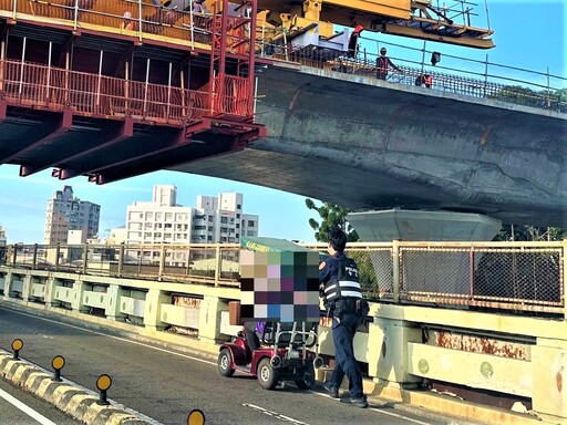 輔助車沒電卡橋上 長榮警暖心協助女子找充電